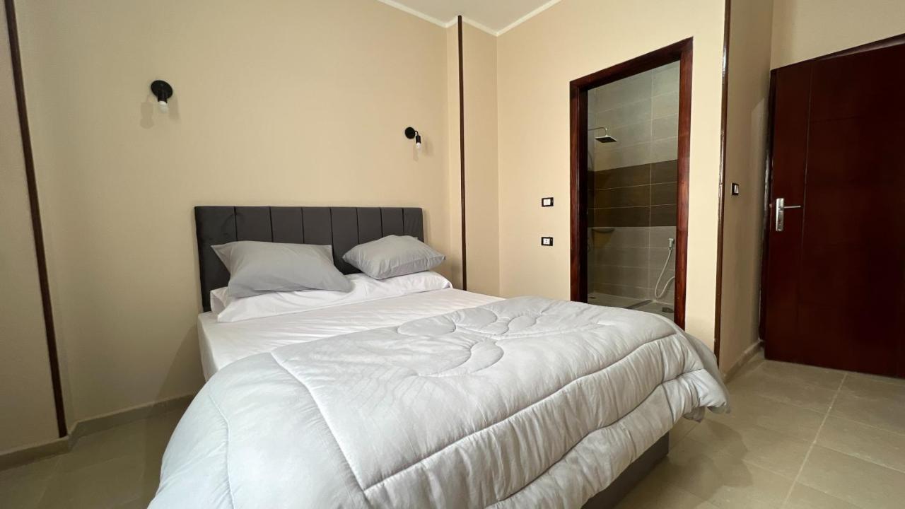 Pyramids Road Guest House Cozy Rooms And Rooftop Breakfast With The Pyramids View Nazlet el-Sîsi Exterior foto