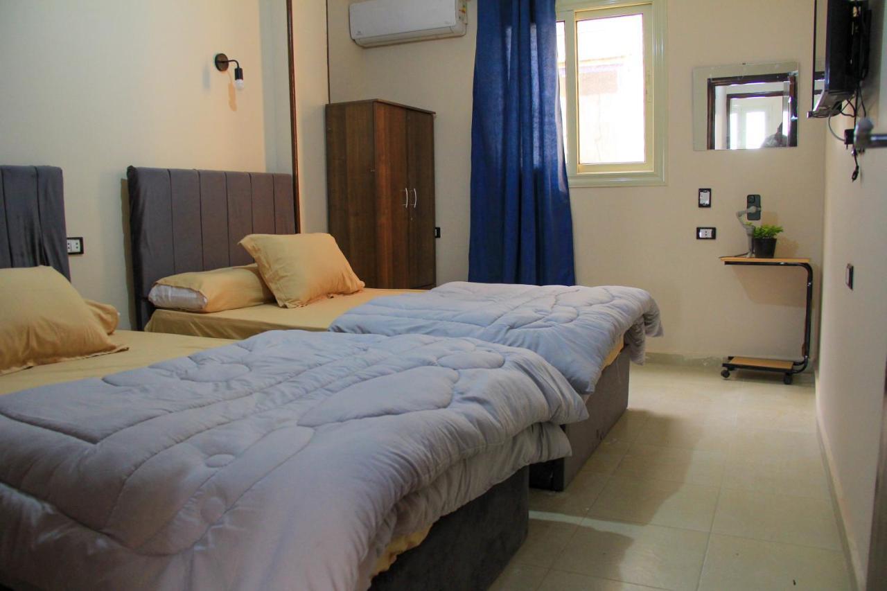 Pyramids Road Guest House Cozy Rooms And Rooftop Breakfast With The Pyramids View Nazlet el-Sîsi Exterior foto