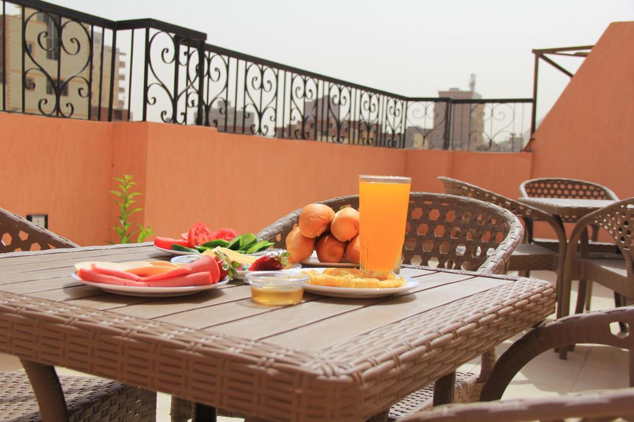 Pyramids Road Guest House Cozy Rooms And Rooftop Breakfast With The Pyramids View Nazlet el-Sîsi Exterior foto