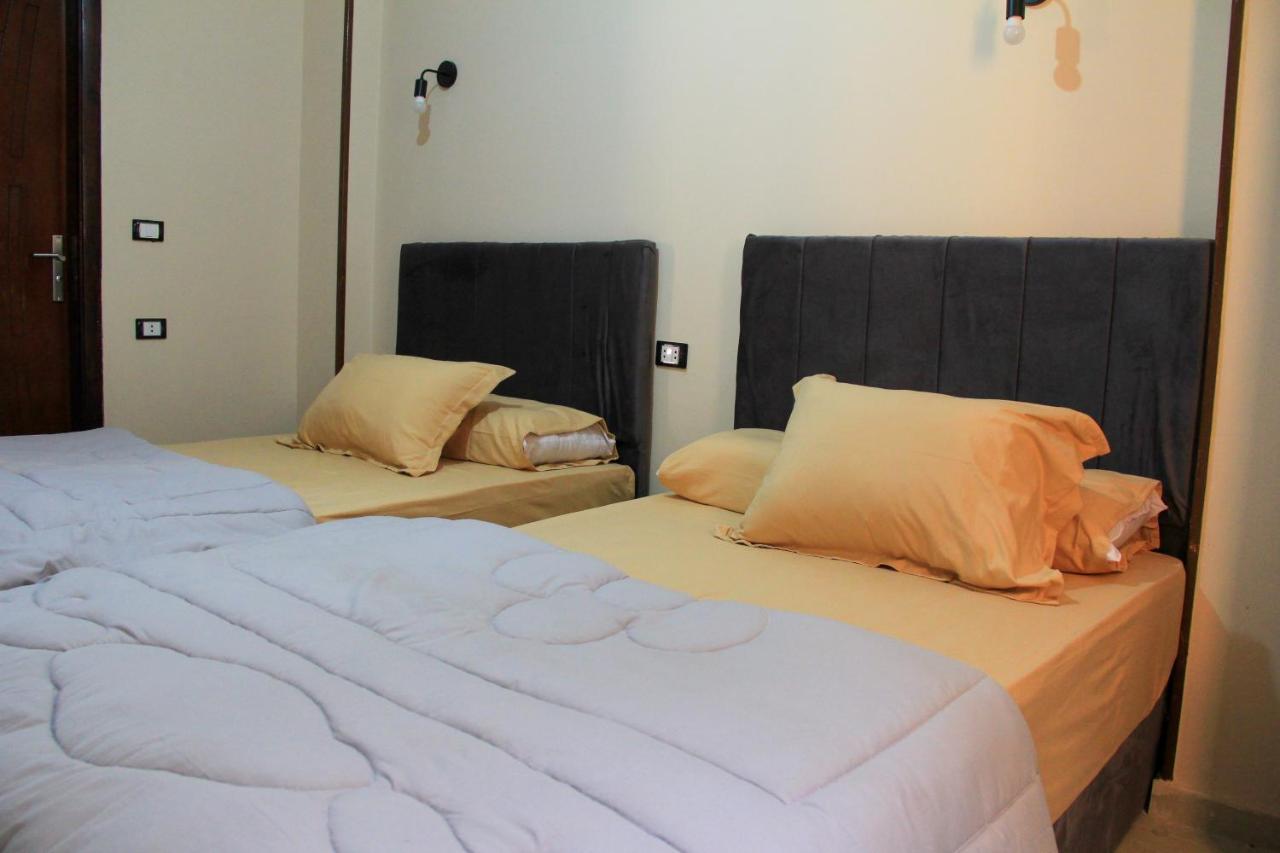 Pyramids Road Guest House Cozy Rooms And Rooftop Breakfast With The Pyramids View Nazlet el-Sîsi Exterior foto