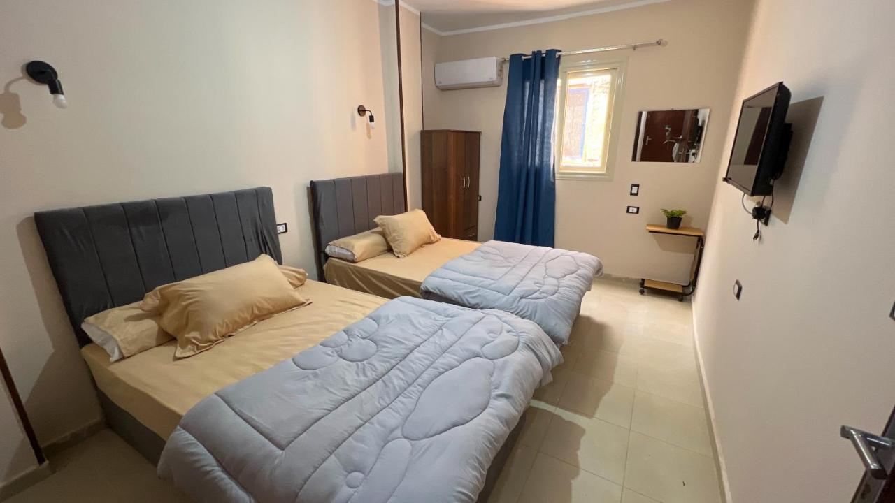 Pyramids Road Guest House Cozy Rooms And Rooftop Breakfast With The Pyramids View Nazlet el-Sîsi Exterior foto