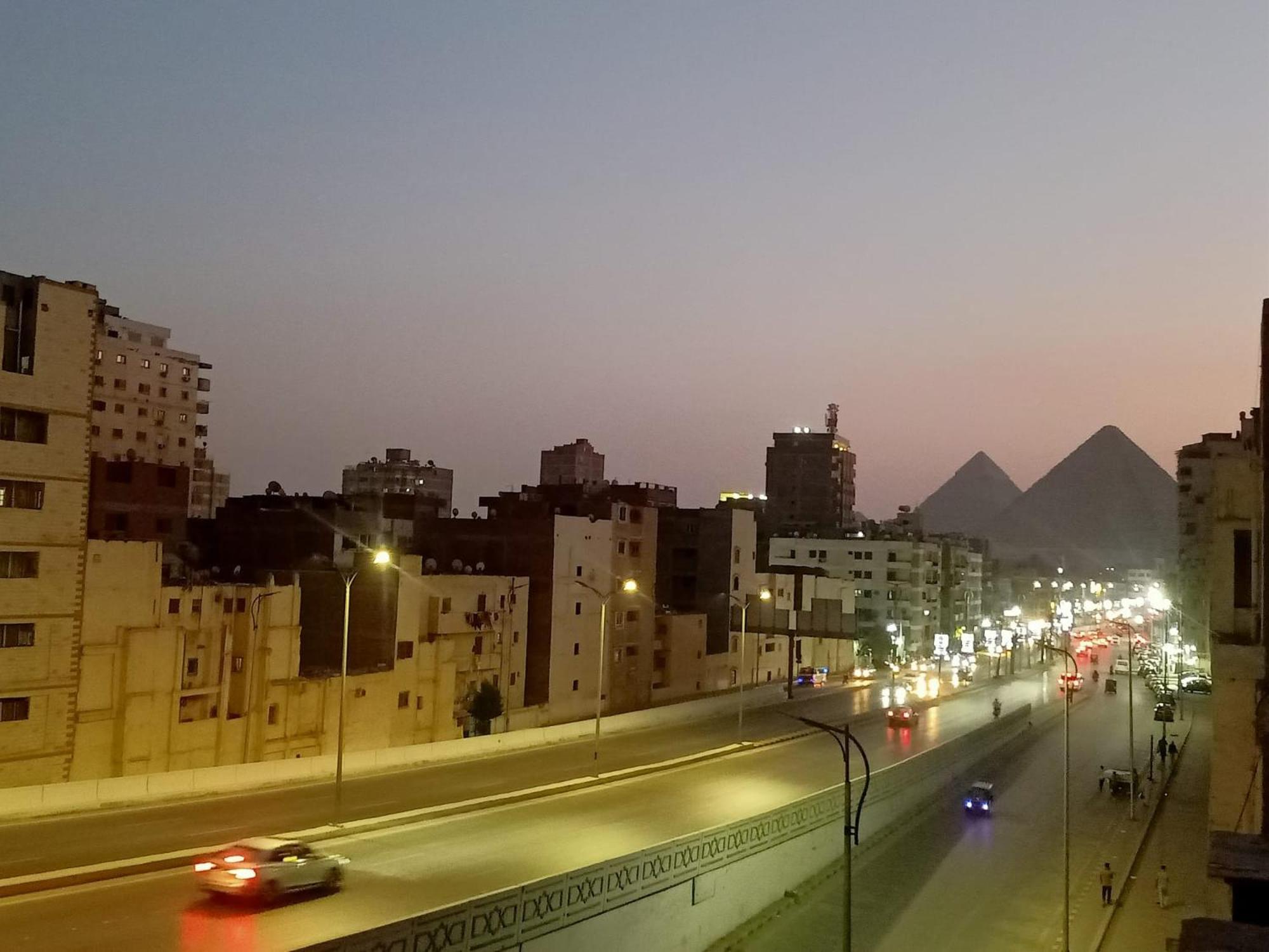 Pyramids Road Guest House Cozy Rooms And Rooftop Breakfast With The Pyramids View Nazlet el-Sîsi Exterior foto