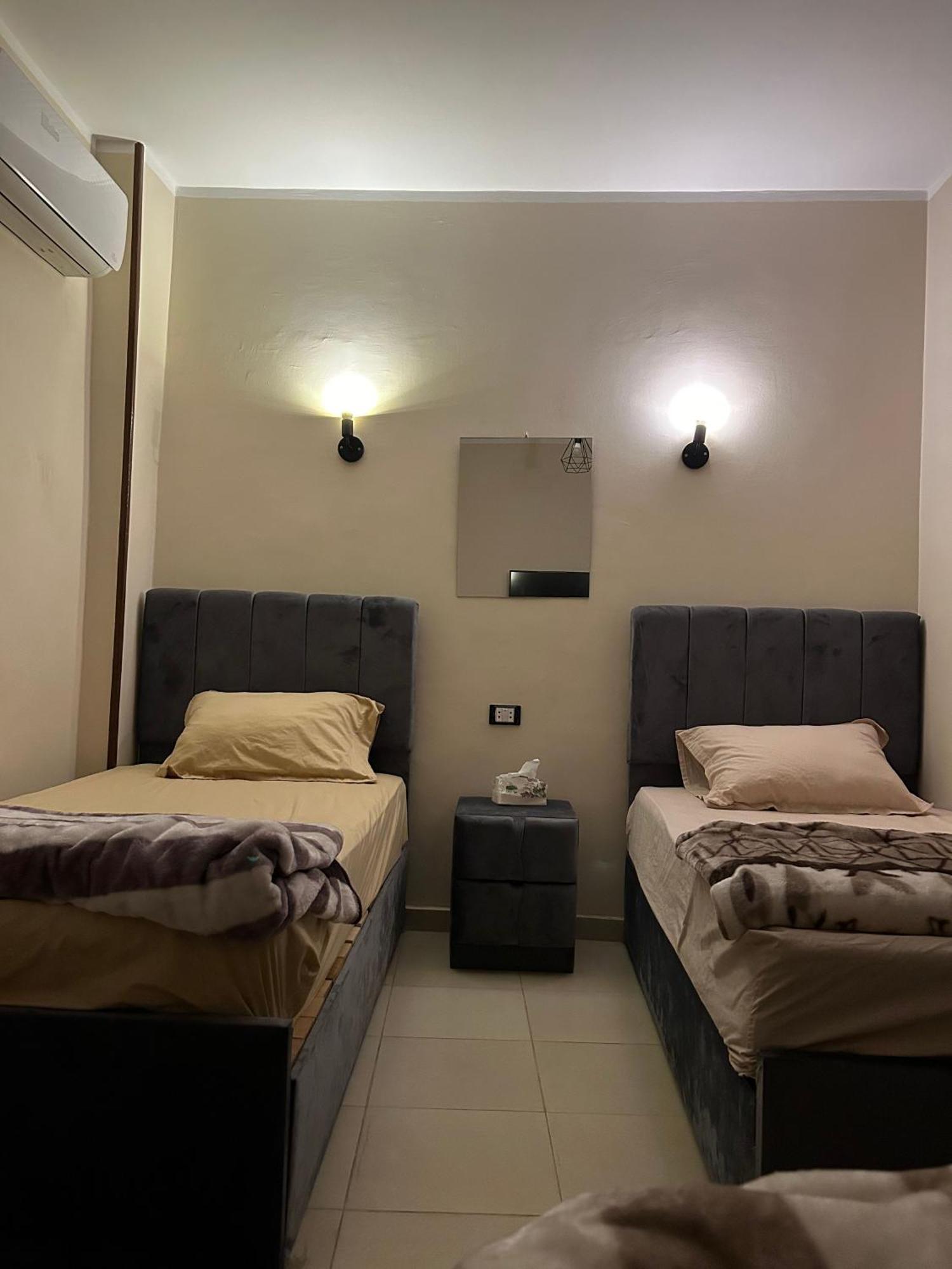Pyramids Road Guest House Cozy Rooms And Rooftop Breakfast With The Pyramids View Nazlet el-Sîsi Exterior foto