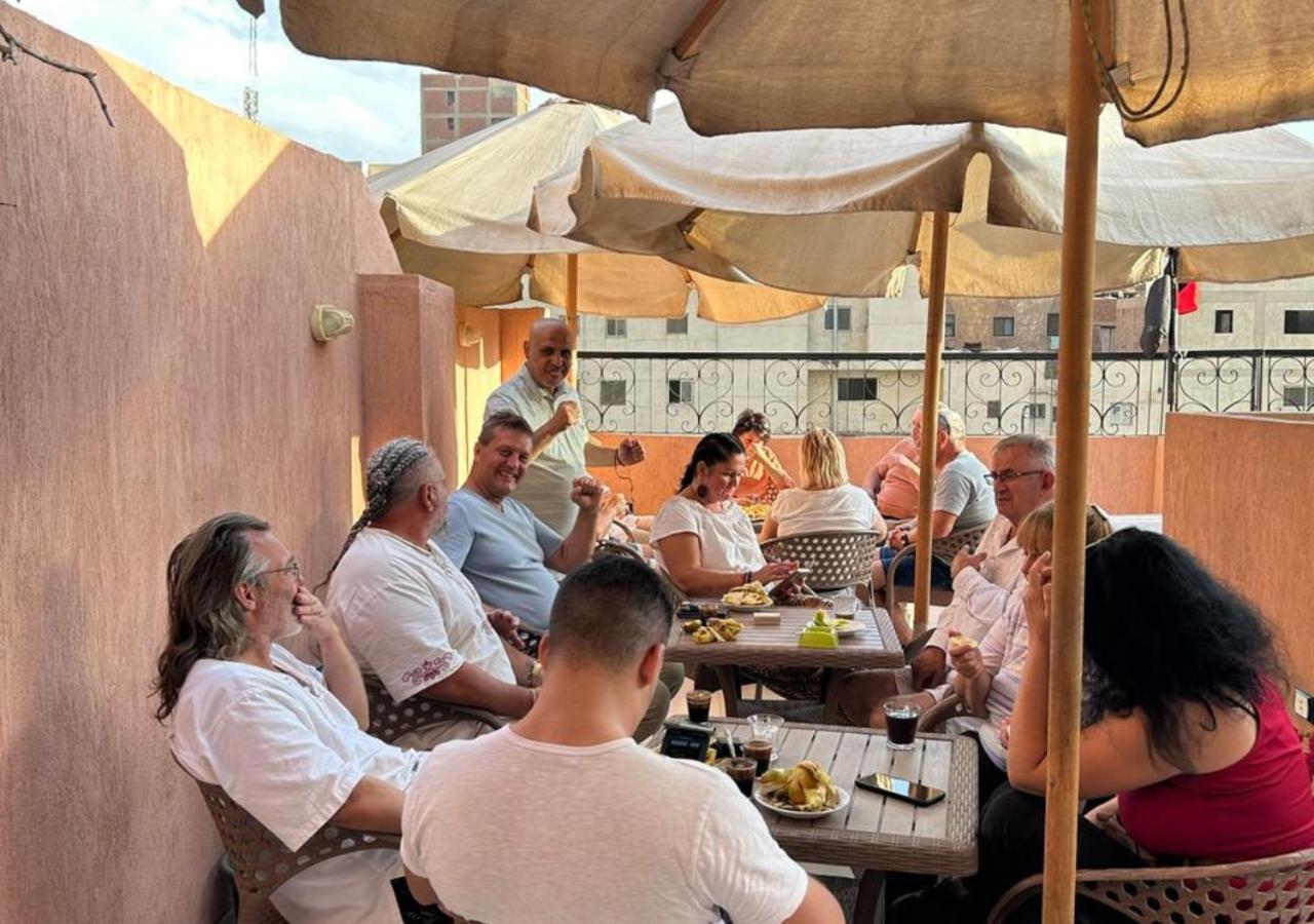 Pyramids Road Guest House Cozy Rooms And Rooftop Breakfast With The Pyramids View Nazlet el-Sîsi Exterior foto