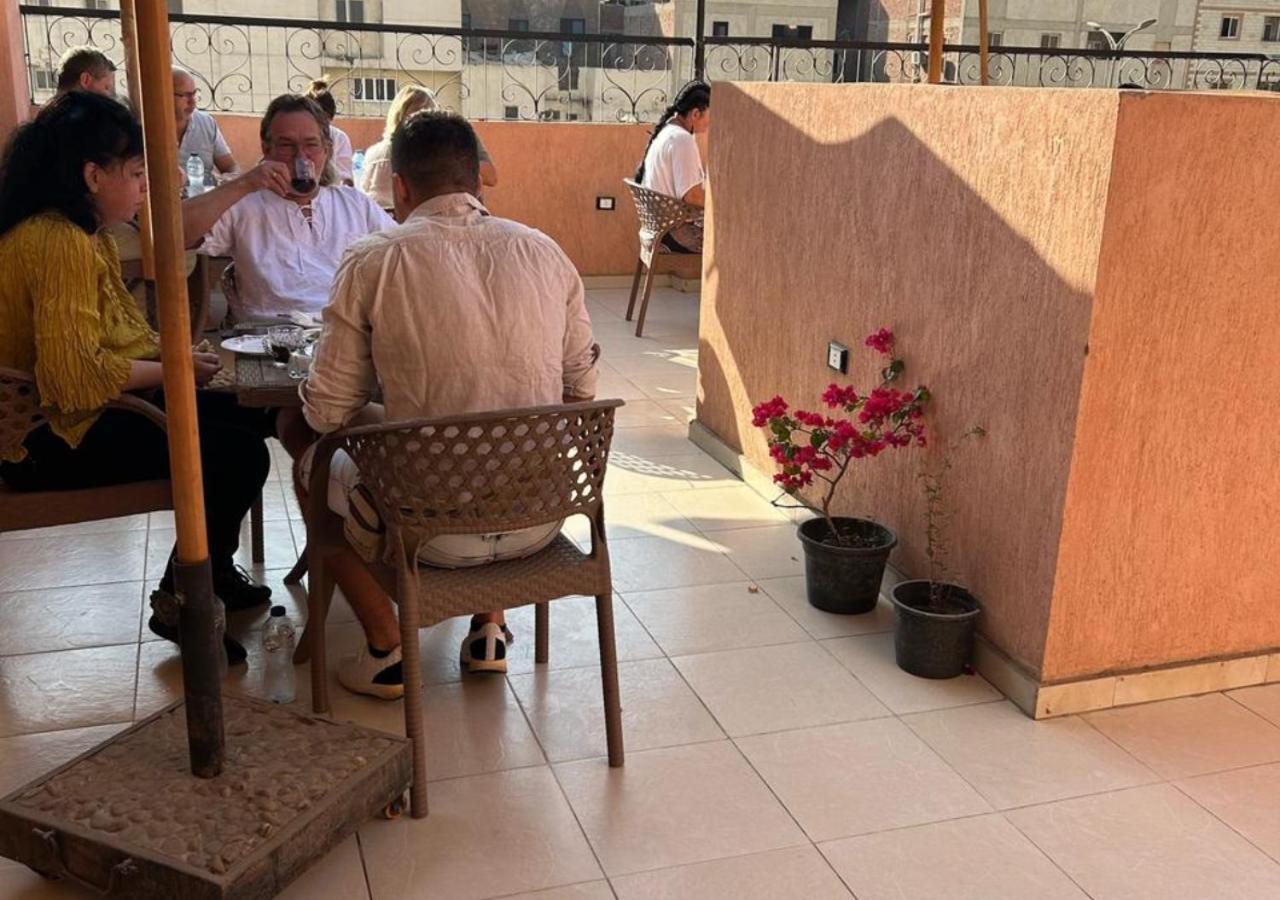 Pyramids Road Guest House Cozy Rooms And Rooftop Breakfast With The Pyramids View Nazlet el-Sîsi Exterior foto